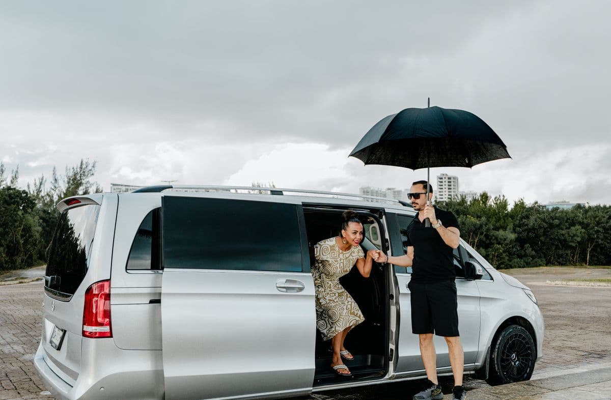 Colibrí host welcoming guest with umbrella